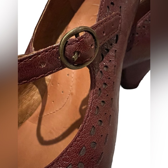 Naya Castalia Mary Jane Heels - Picture 5 of 9